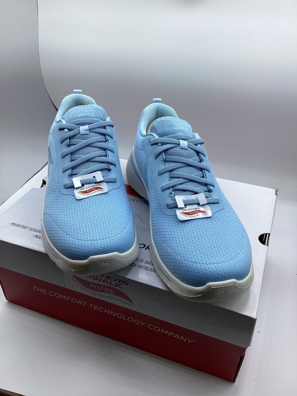 NIB Skechers Go Walk arch Fit Bungee Women’s Size 12 Wide Fit Sneakers GS1